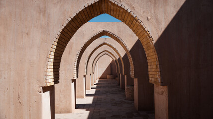 Obraz premium Exploring ancient architecture with arches in Samarra Iraq under clear blue sky