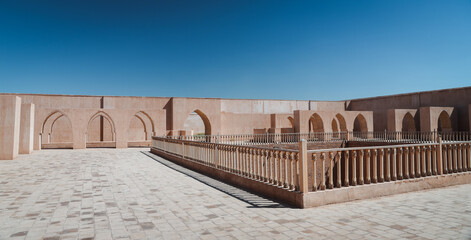 Obraz premium Exploring the historical architecture of Samarra in Iraq during a clear day