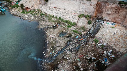 Daytime environmental contamination along a riverbank in Baghdad, Iraq