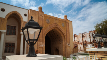 Obraz premium Historical architecture and vintage lamp in Baghdad, Iraq under a clear sky in daylight