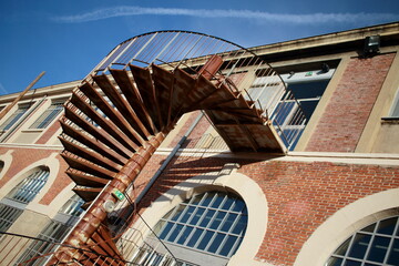 Bâtiment avec escalier en colimaçon
