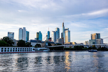 Abendlicher Spaziergang durch Mainmetropole Frankfurt am Main und ihrer wunderschönen Hafenpromenade - Hessen - Deutschland