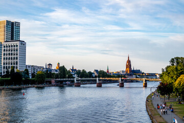 Abendlicher Spaziergang durch Mainmetropole Frankfurt am Main und ihrer wunderschönen Hafenpromenade - Hessen - Deutschland
