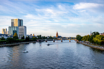 Abendlicher Spaziergang durch Mainmetropole Frankfurt am Main und ihrer wunderschönen Hafenpromenade - Hessen - Deutschland