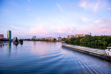 Abendlicher Spaziergang durch Mainmetropole Frankfurt am Main und ihrer wunderschönen Hafenpromenade - Hessen - Deutschland