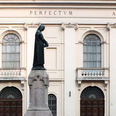statue of Dante alighieri