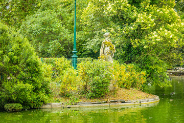 Juno statue and body of water in the Jardin Public park on a summer day in Bordeaux, France
