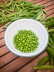 frische kleine Erbsen in einer Schale