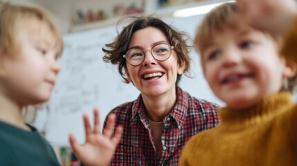 Obraz premium Smiling teacher engaging with kids in a lively classroom, fostering a positive and educational environment.