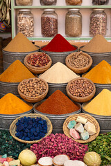 Venta de especias en zoco de Marruecos.