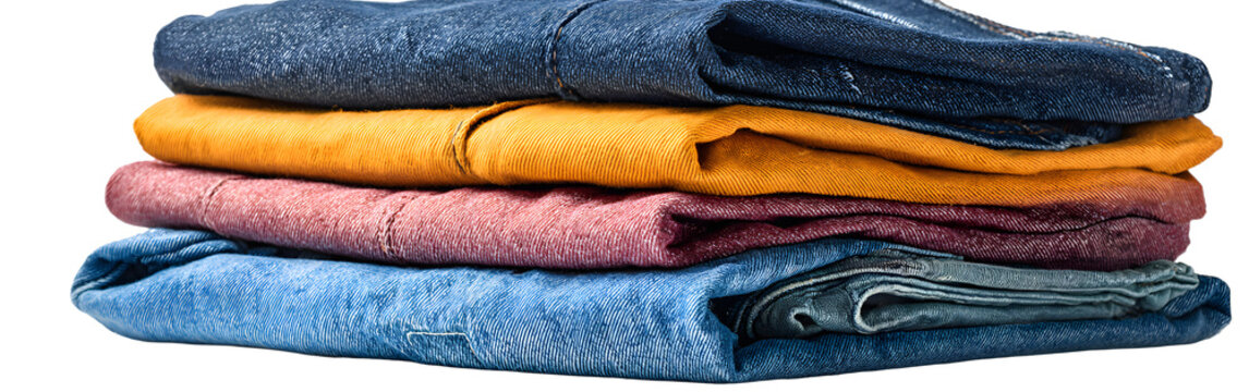 Pila de ropa vaquera limpia de diferentes colores apiladas aisladas sobre fondo transparente. Servicio de lavander&iacute;a y tareas del hogar. Tienda de ropa.