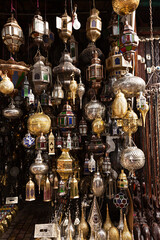 Venta de lámparas artesanales en zoco de Marruecos.