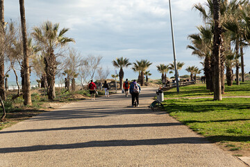 Paisaje de paseo marítimo con personas paseando.