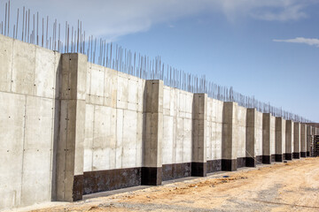 Construction of a reinforced concrete wall of a building