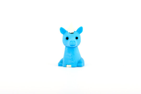 Juguete goma poni azul fondo blanco