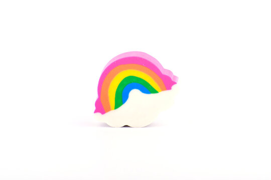 Juguete goma arcoiris fondo blanco