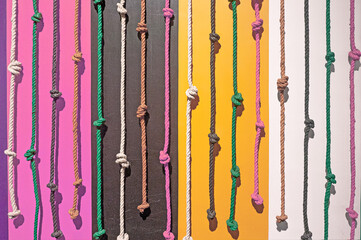 Nudos de quipu en cuerdas de diferentes colores sistema numérico prehispánico