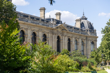 Naklejka premium Real Estate in Paris, France – Historical Buildings and Classic Architecture