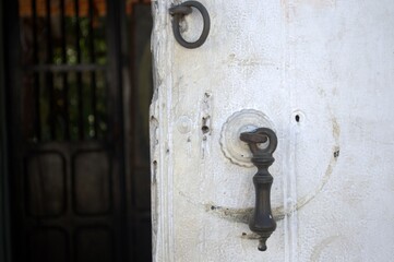Sometimes modern and thriving, sometimes rural and colonial, houses made from the same land still prevail, as well as the modern use of concrete.
