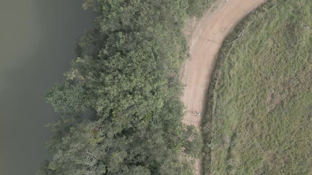 Parque Natural Trilha na Floresta Estrada de Terra Corrida de Trilha Ciclismo de Montanha Cidade do Interior Paisagem Rural Caminho na Natureza Estrada de Cascalho Esporte ao Ar Livre Vegeta&ccedil;&atilde;o Nativa