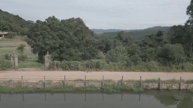 Parque Natural Trilha na Floresta Estrada de Terra Corrida de Trilha Ciclismo de Montanha Cidade do Interior Paisagem Rural Caminho na Natureza Estrada de Cascalho Esporte ao Ar Livre Vegeta&ccedil;&atilde;o Nativa
