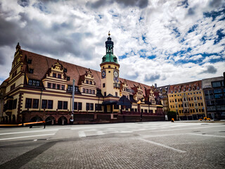 Obraz premium Wide-angle view of the Old Town Hall on a large square, with dramatic sky above.
