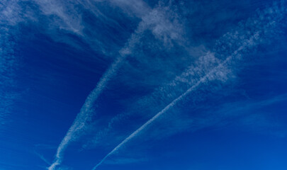 nuvens riscando o céu azul