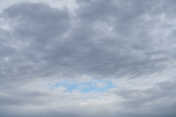 Obraz premium Wolken als dicht bedeckter Himmel mit Struktur und wolkiger Textur