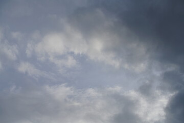 Obraz premium Wolken als dicht bedeckter Himmel mit Struktur und wolkiger Textur