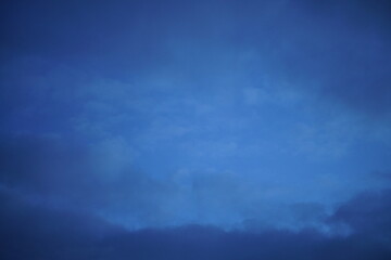 Obraz premium Schönste oder schöne traumhafte Tief blaue Wolken Wirbel am Abend