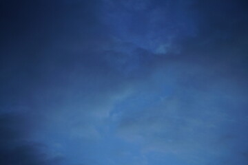 Zauberhafte Tief blaue Wolken Wirbel am Abend