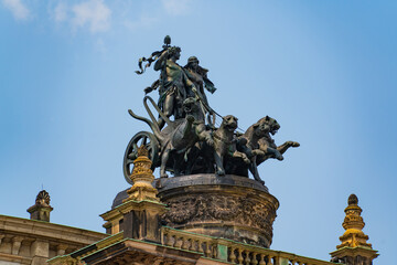 Obraz premium Statue of Panther Quadriga with Dionysos and Ariadne on top of Semperoper Opera House in Dresden, Germany