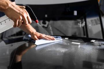 Windshield Surface Cleaning Before Installation. Spraying and wiping windshield before installation. Proper degreasing and removing all oils and contaminants ensures optimal sealing performance.