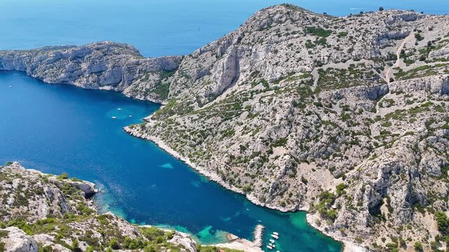 Incroyable paysage de montagnes et de falaises au bord de la mer M&eacute;diterran&eacute;e dans le sud de la France 