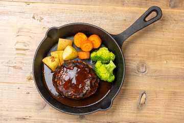 スキレットに盛り付けたハンバーグとデミグラスソースの俯瞰