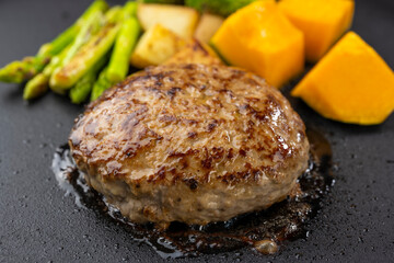 鉄板で焼き上げるジューシーなハンバーグと野菜
