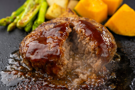 鉄板で焼いたハンバーグをカットした断面からあふれる肉汁