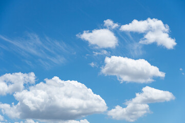 青空とリズムかるに配置された雲