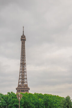 Hermosa fotograf&iacute;a de la Torre Eiffel en Par&iacute;s, Francia.