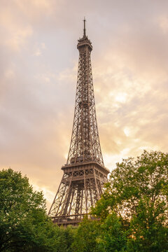 Hermosa fotograf&iacute;a de la Torre Eiffel en Par&iacute;s, Francia.