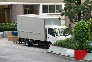 荷物を搬出している配送業者のトラック