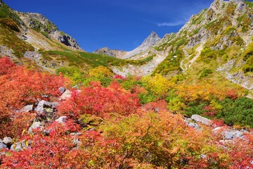 青空に映える槍ヶ岳と紅葉の氷河公園