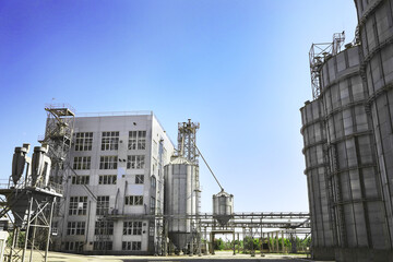 Modern granaries for storing cereal grains outdoors