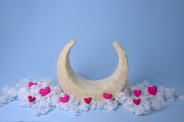 Lua com corações nas nuvens cenário para fotos 