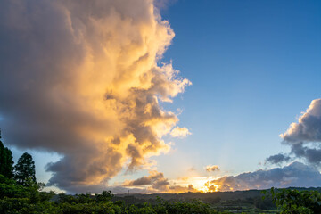 夕焼け空に浮かぶ雲