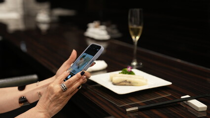 スマホを操作する女性