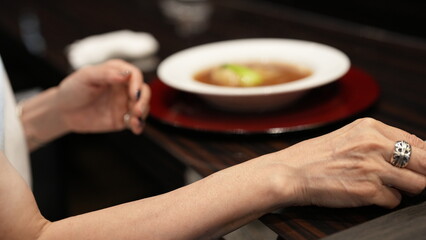 食事をする女性