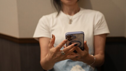 スマホを操作する女性