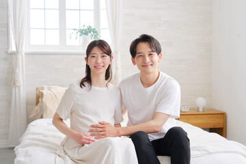 夫婦のポートレート　妊娠している妻のお腹を触る夫