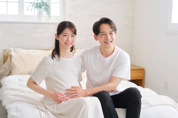 夫婦のポートレート　妊娠している妻のお腹を触る夫
